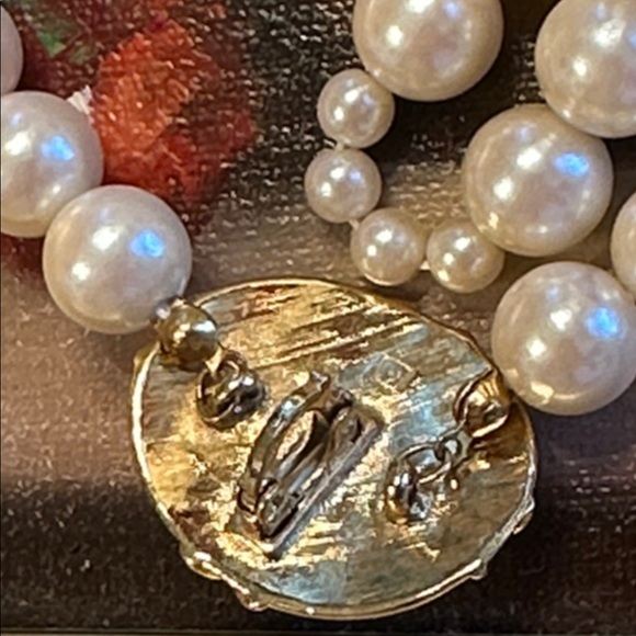 Elegant Avon Gold & Faux Pearl Enhancer closure on faux Pearl Necklace - Picture 3 of 8